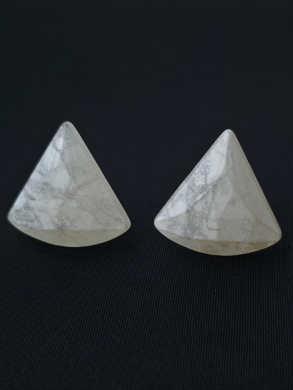 Source Unknown Chunky Marbled Acrylic Pyramid Clip On Earrings White Marble Vtg